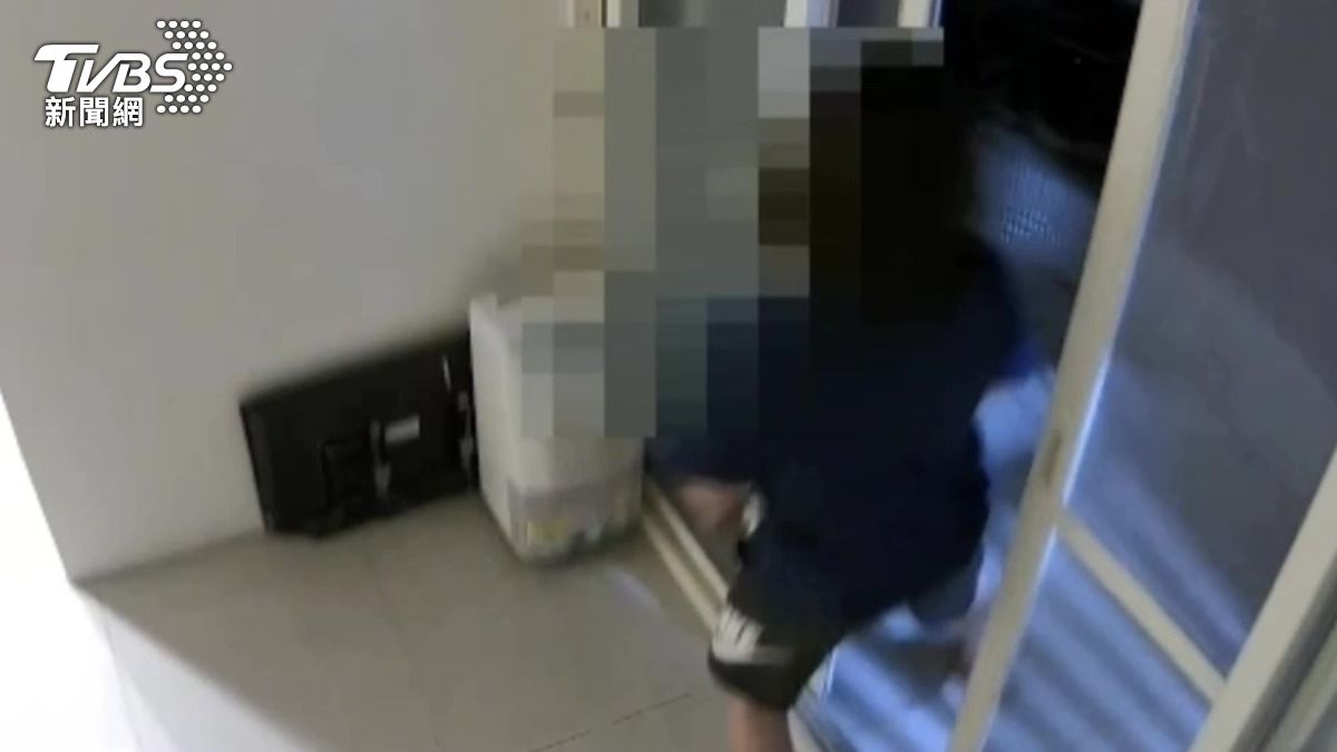 男子犯案過程全被監視器拍下。(圖/TVBS)