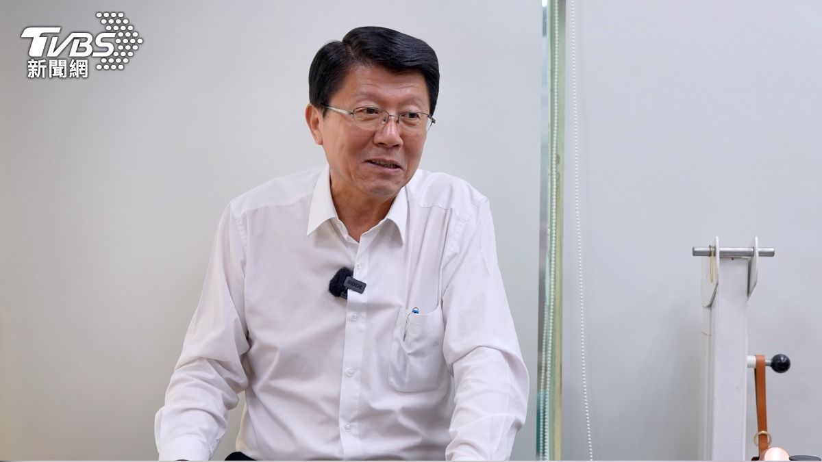 謝龍介把人生經驗沖進茶裡。(圖/柯勝雄)