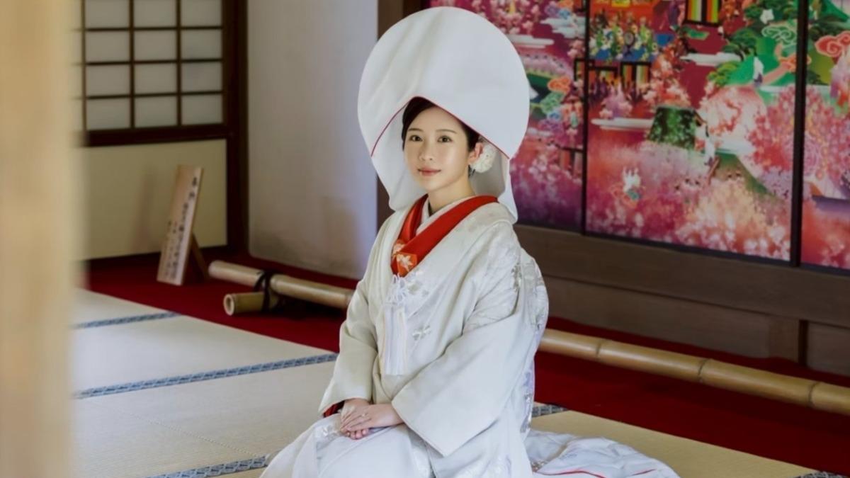 鄭家純穿上日本傳統新娘禮服「白無垢」純白色的和服。(圖/千巡影世提供)