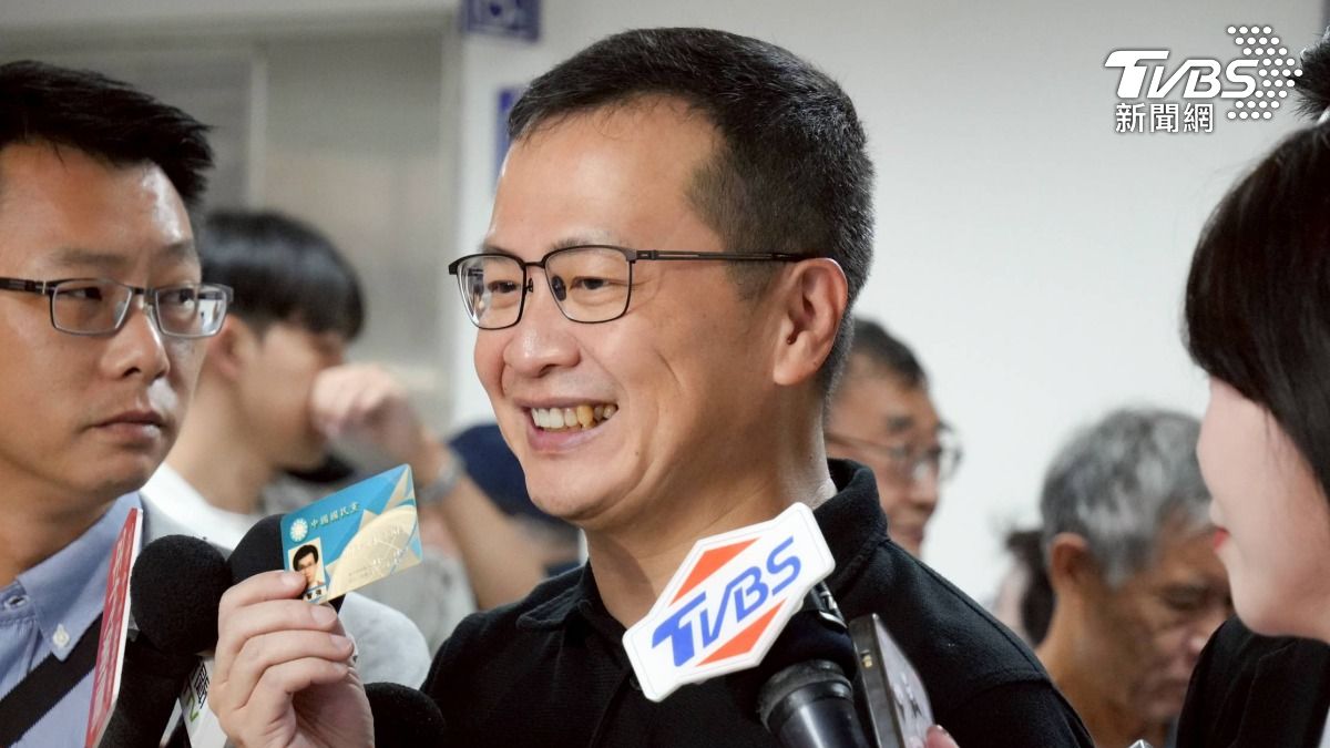 拚當選!羅智強曝投票帶「幸運小物」。(圖/羅智強辦公室提供)