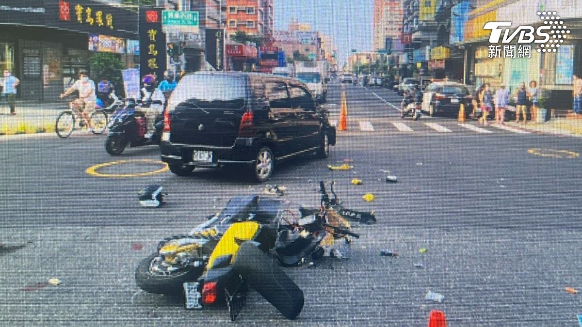 電動車嚴重變形，零件散落一地。（圖／TVBS）