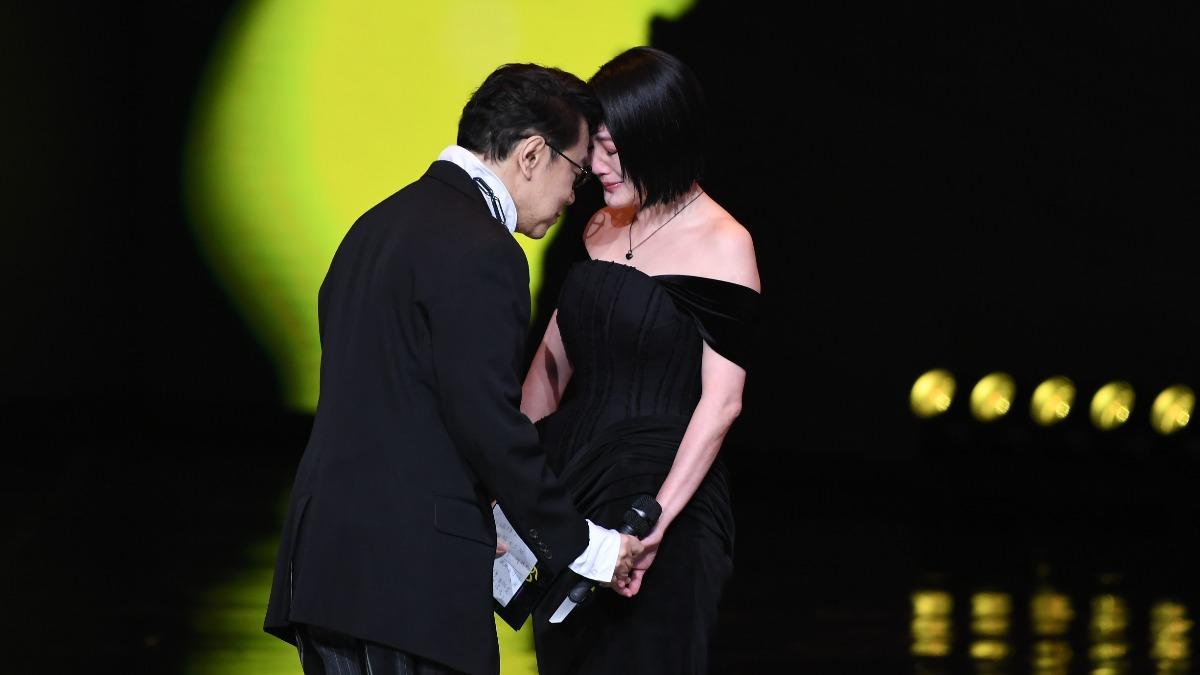 想念大S!小S忍淚高歌〈姐妹情深〉 他心疼揭S家:不是一般人