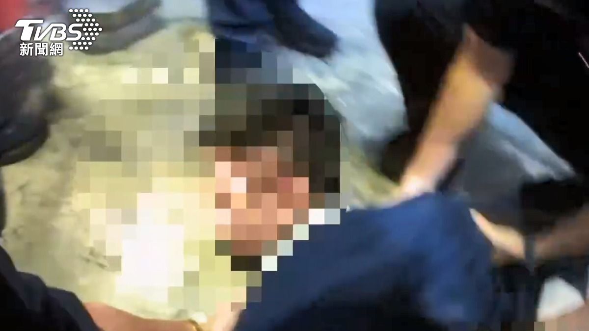 朋友在熱炒店和人起衝突,男子勸架時辱罵員警,遭壓制上銬。 (圖/TVBS)