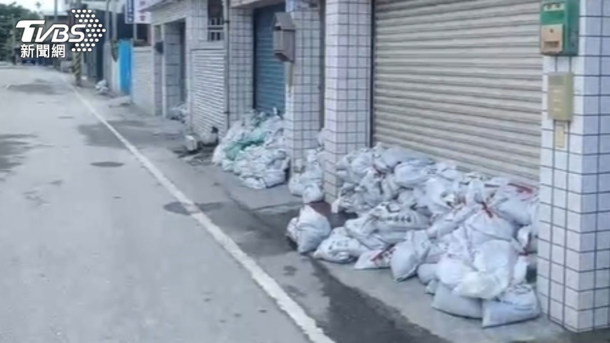 為防大雨導致堰塞湖又溢堤,花蓮光復鄉上午正準備撤離,沒想到又遇地震。(TVBS/高志宏攝)