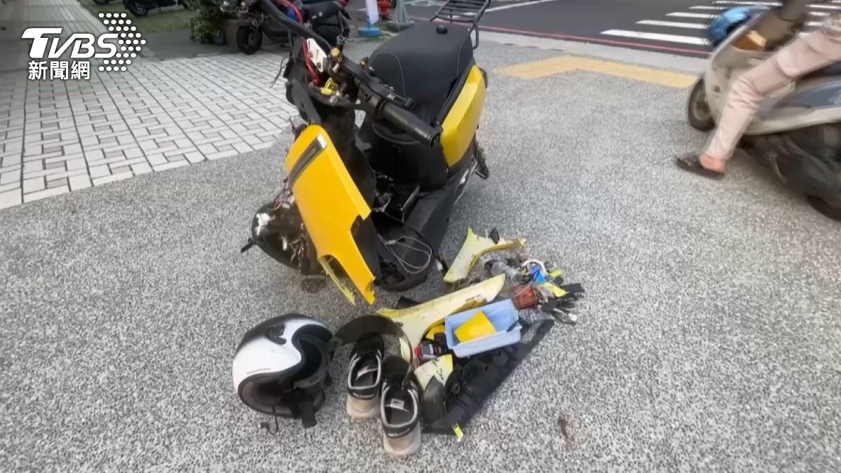 15歲少年騎乘的微型二輪電動車,被撞成一團廢鐵。(圖/TVBS)