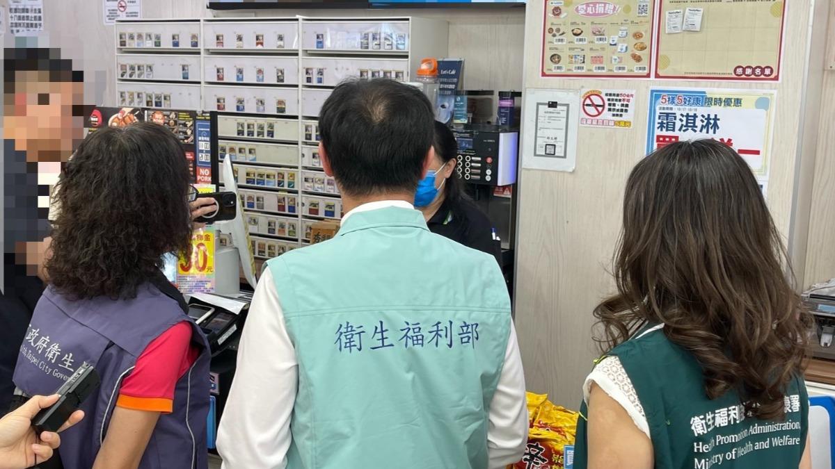 加熱菸上架首日,衛福部部長石崇良帶隊到超商稽查。(圖/國健署提供)
