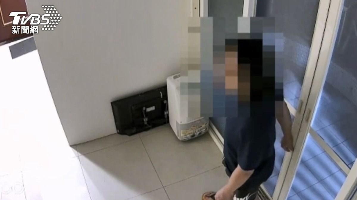 女大生發現租屋處被人闖入，報警調閱監視器，發現竟是隔壁男房客翻牆犯案。 (圖／TVBS)