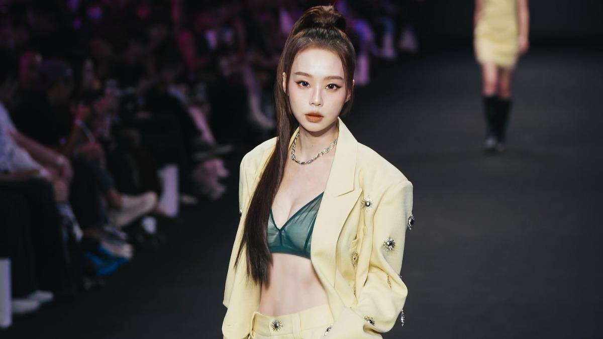 撞臉Jennie!44歲台語天后只穿內衣激裸北半球 網驚呆