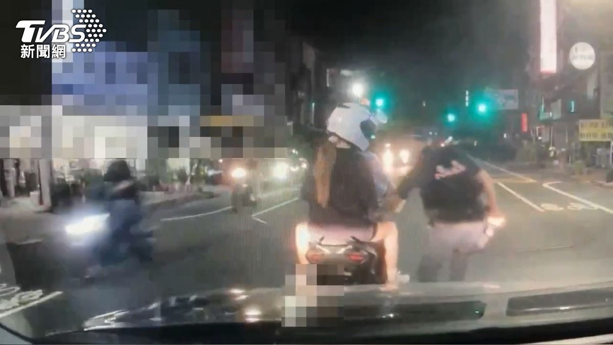 路中央待轉被要求「立刻」靠邊!騎士還沒回神,警察秒拔鑰匙。(圖/TVBS)