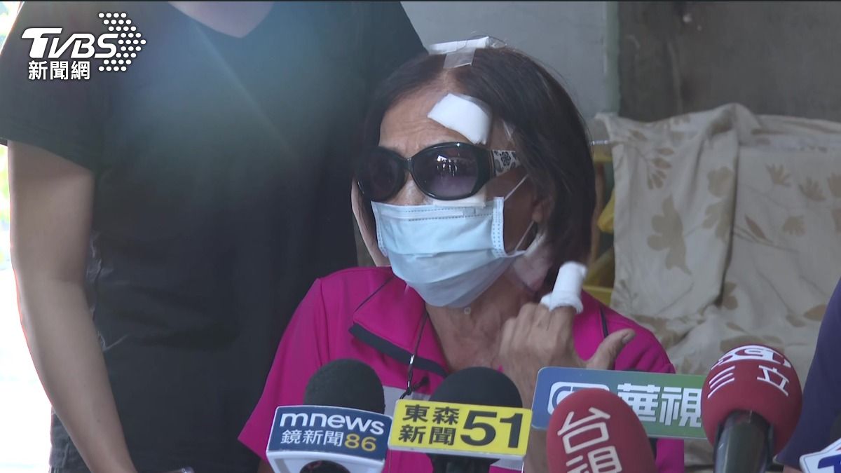 暴力男持刀砍70歲雙鄰居 婦:他在屋後敲鐵板才是太吵。(圖/TVBS)