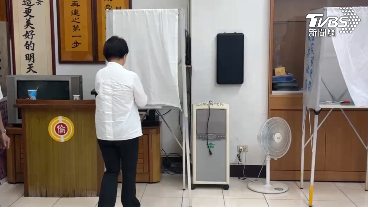 盧秀燕迅速完成投票。(圖/陳祁攝)