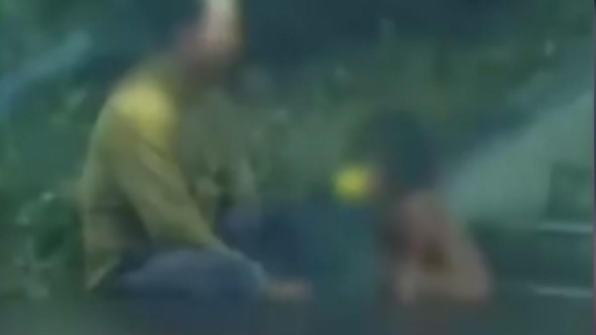 陸3歲童赤裸趴地進食引發議論。（圖／上海東方衛視）
