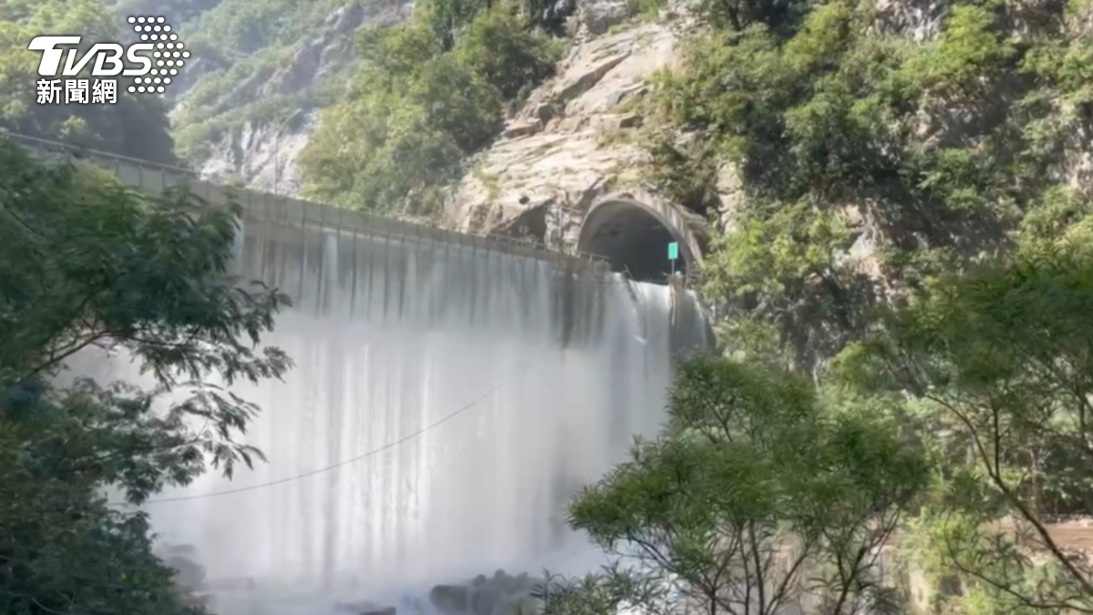 堰塞湖水溢流到台8線靳珩隧道。(圖/TVBS)