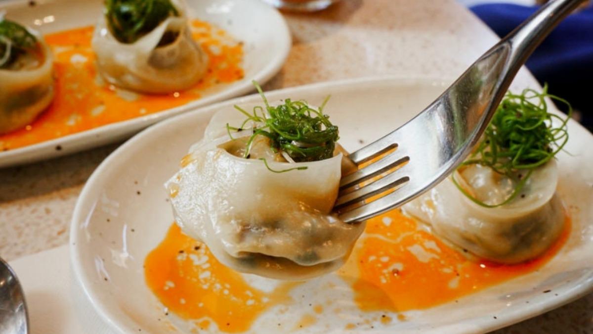 「紅油皮蛋豆腐餃」蔬食版的紅油抄手,自製辣油香而不辣。(圖/翻攝自胖貓咪的奇幻旅程)
