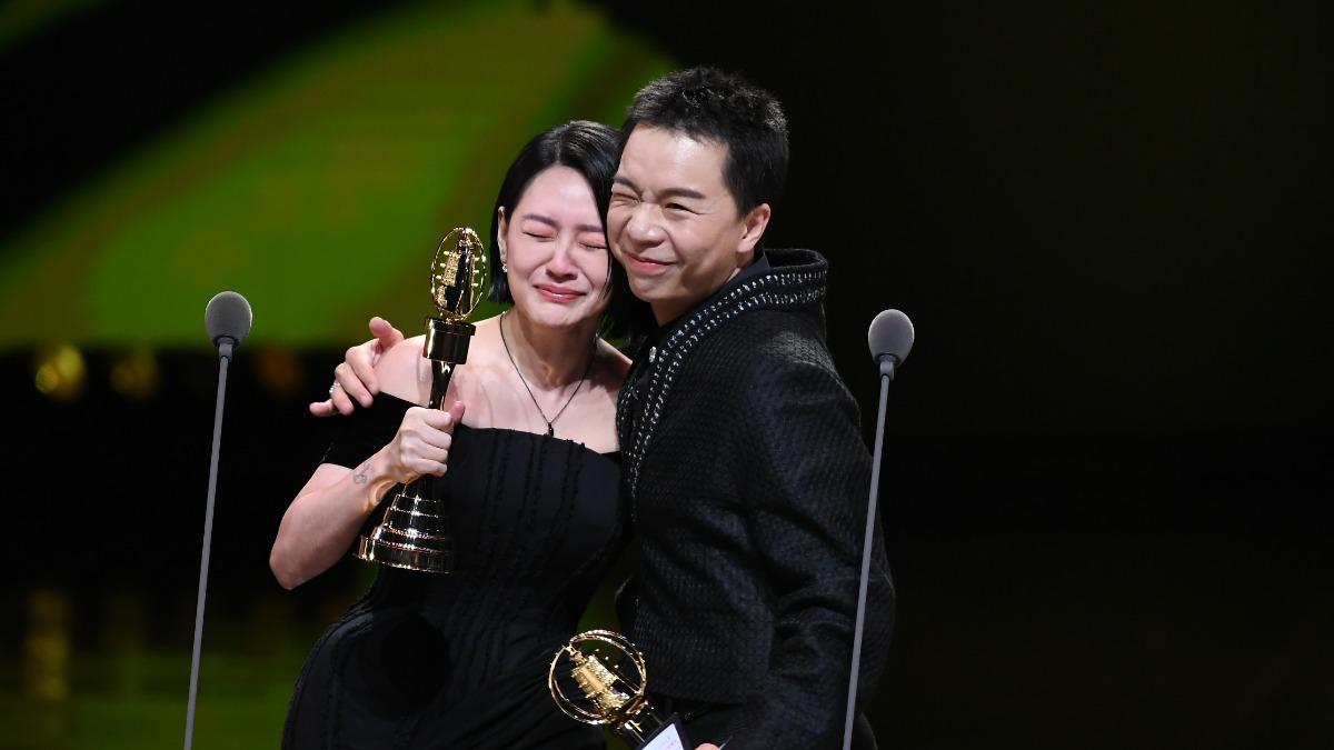 小S（徐熙娣）和派翠克以《小姐不熙娣》拿下第60屆金鐘獎「綜藝節目主持人獎」。（圖／三立提供）