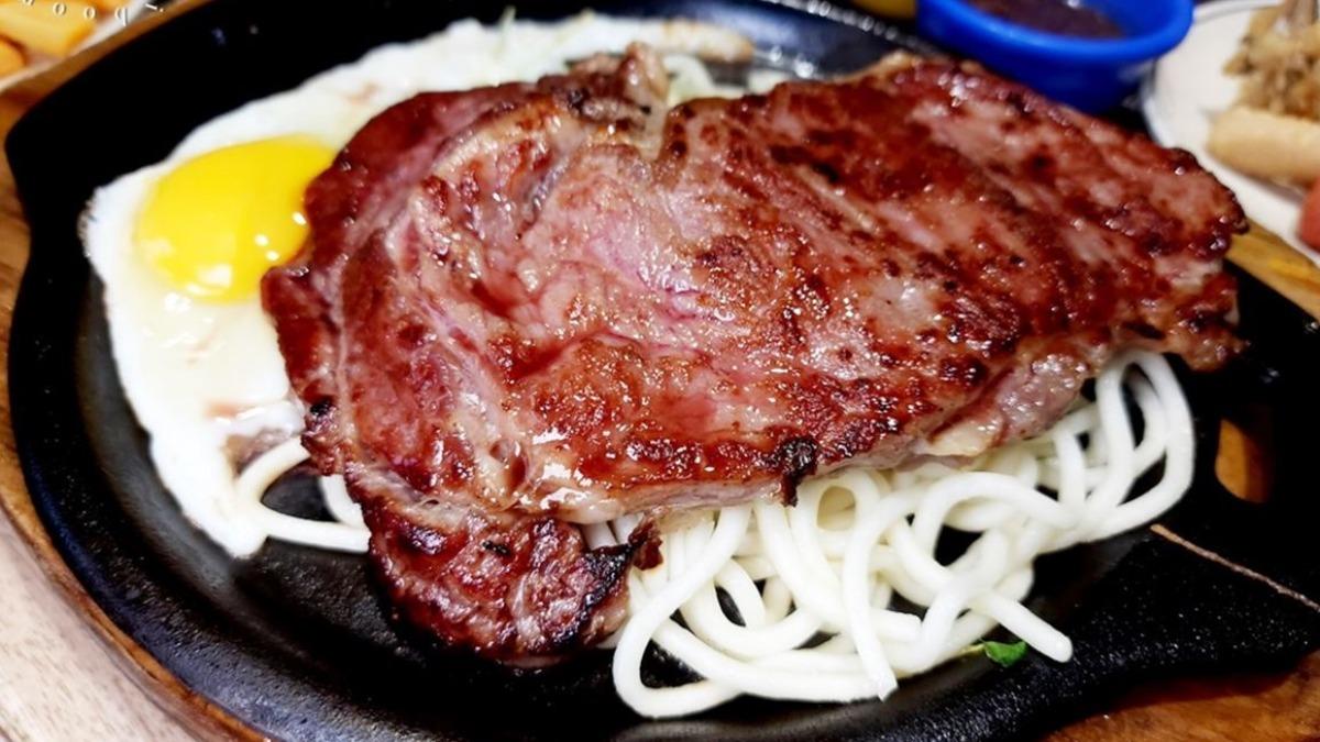 「德堡牛排」提供多款原肉排,像這份七分熟沙朗牛排有大片肉塊以及鐵板麵、半熟蛋。(圖/翻攝自米寶麻幸福滿載部落格)