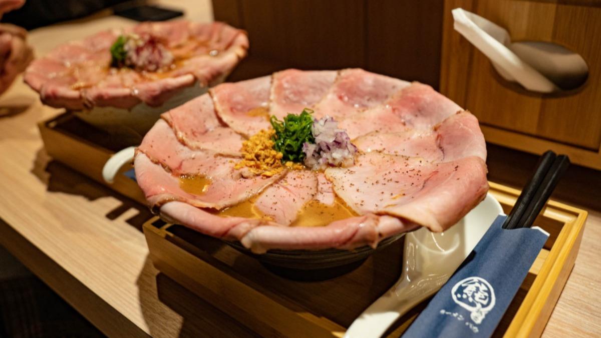 滿滿的叉燒肉蓋滿整個大碗,還可以免費加麵超有誠意。(圖/翻攝自冷娃玩轉旅食部落格)