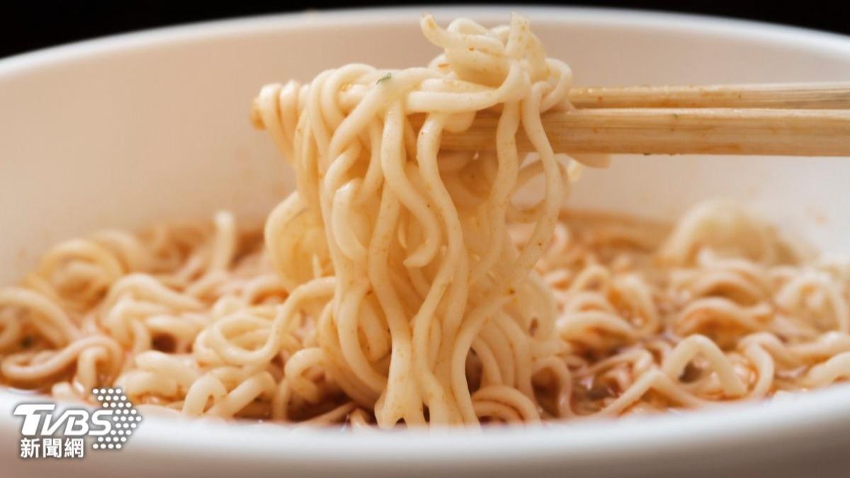 員工餐煮泡麵!老闆「吃好又出差」 網酸:清明祭祖都比較好