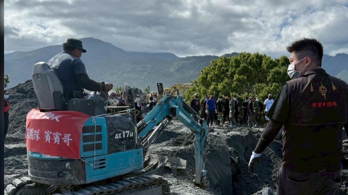 賓賓哥砸錢「出動十多台挖土機」進花蓮 呼籲颱風來襲勿進災區:安全最重要