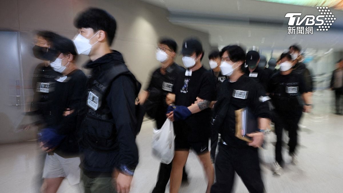 南韓18日出動包機，引渡64名在柬埔寨涉嫌電信詐騙的犯罪分子。(圖／達志影像路透社)
