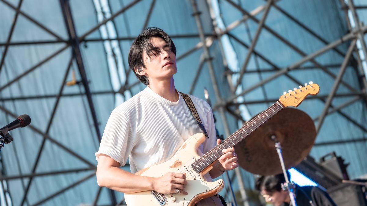 宋柏緯在豔陽下演出。(圖/笨道策展有限公司提供)