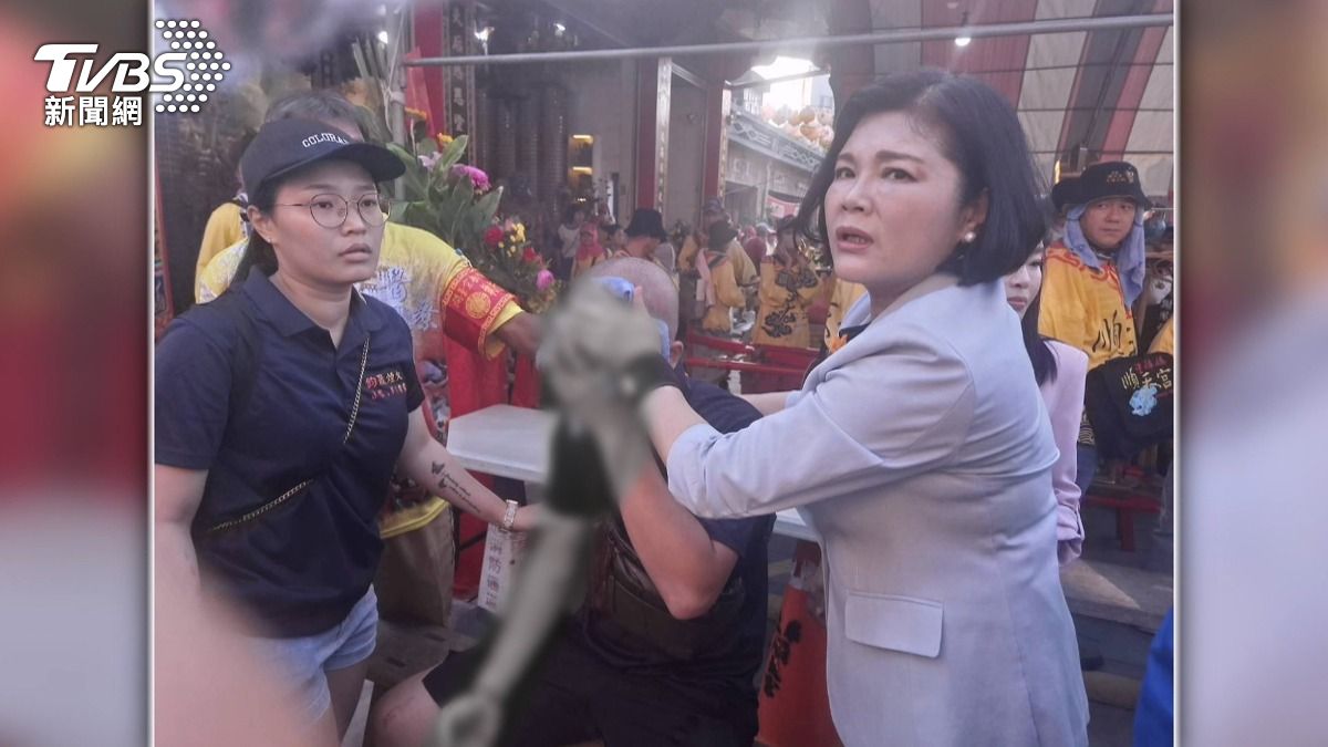 廟會起馬砲炸傷男　張麗善急救止血。(圖／TVBS)