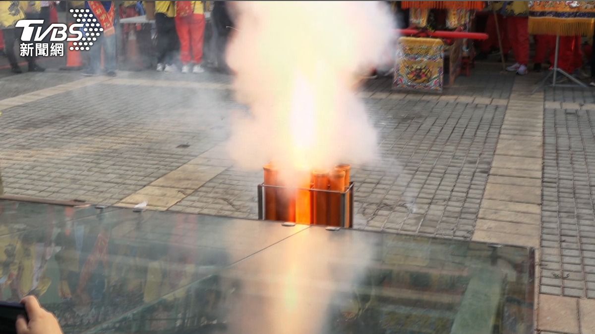 起馬炮爆傷人！縣長化身護理師「撕裂傷急止血」　郭男頭部炸傷。(圖／TVBS)