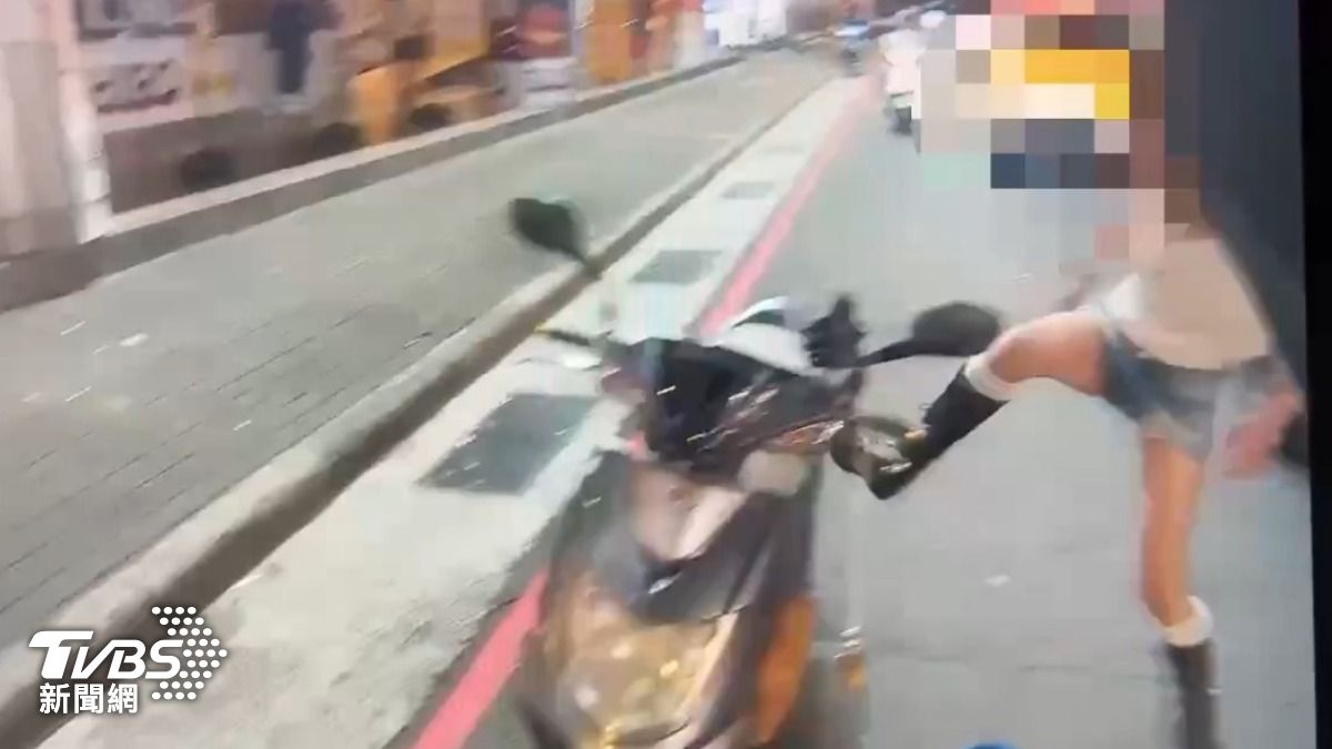林女氣到將自己的機車踹倒。（圖／TVBS）