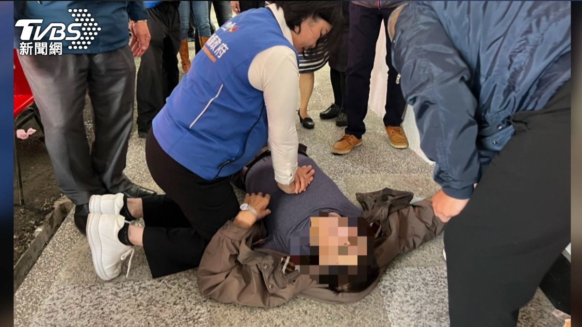  縣長化身護理師進行心肺復甦術（CPR）。(圖／TVBS)
