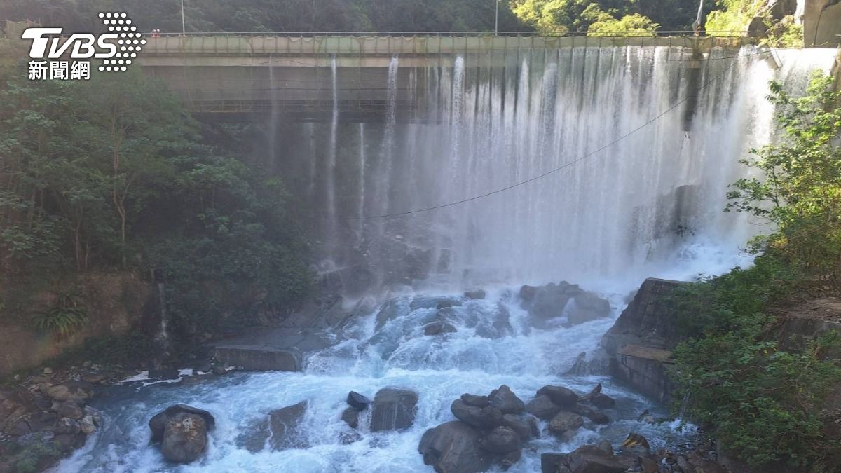 溪水漫過魯丹橋，形成驚人的瀑布場面。（圖／TVBS）