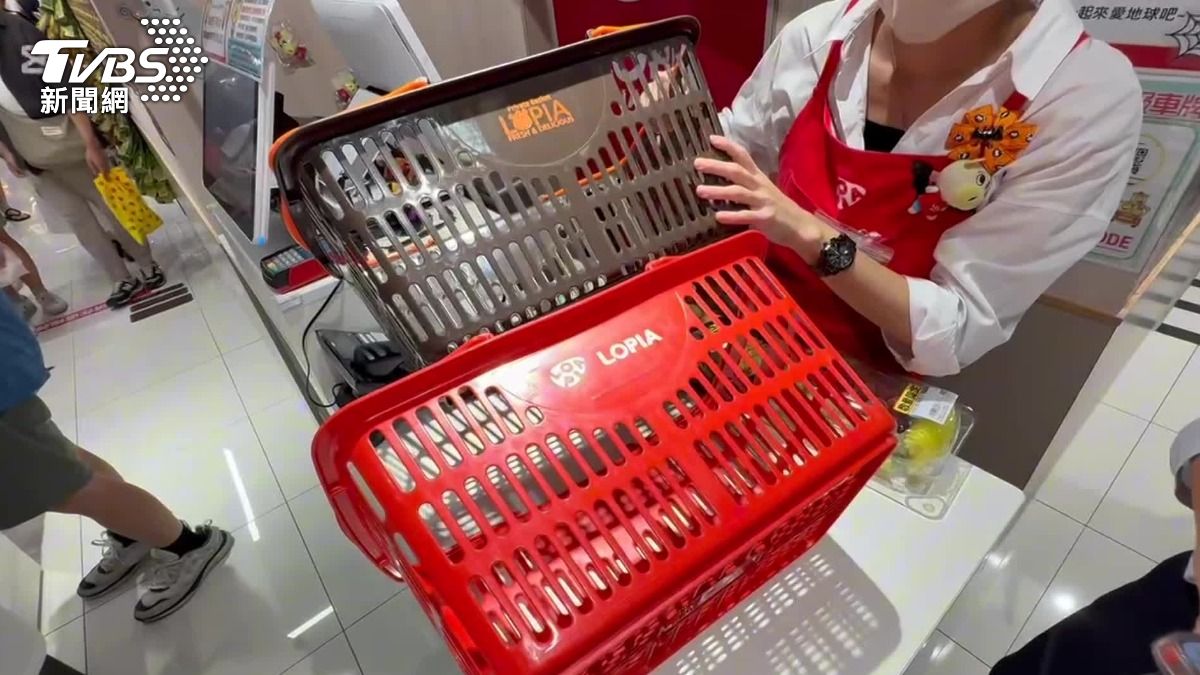 能購買的「購物籃」跟店內使用的顏色跟外觀也有不同,甚至還多了吉祥物。(圖/TVBS)
