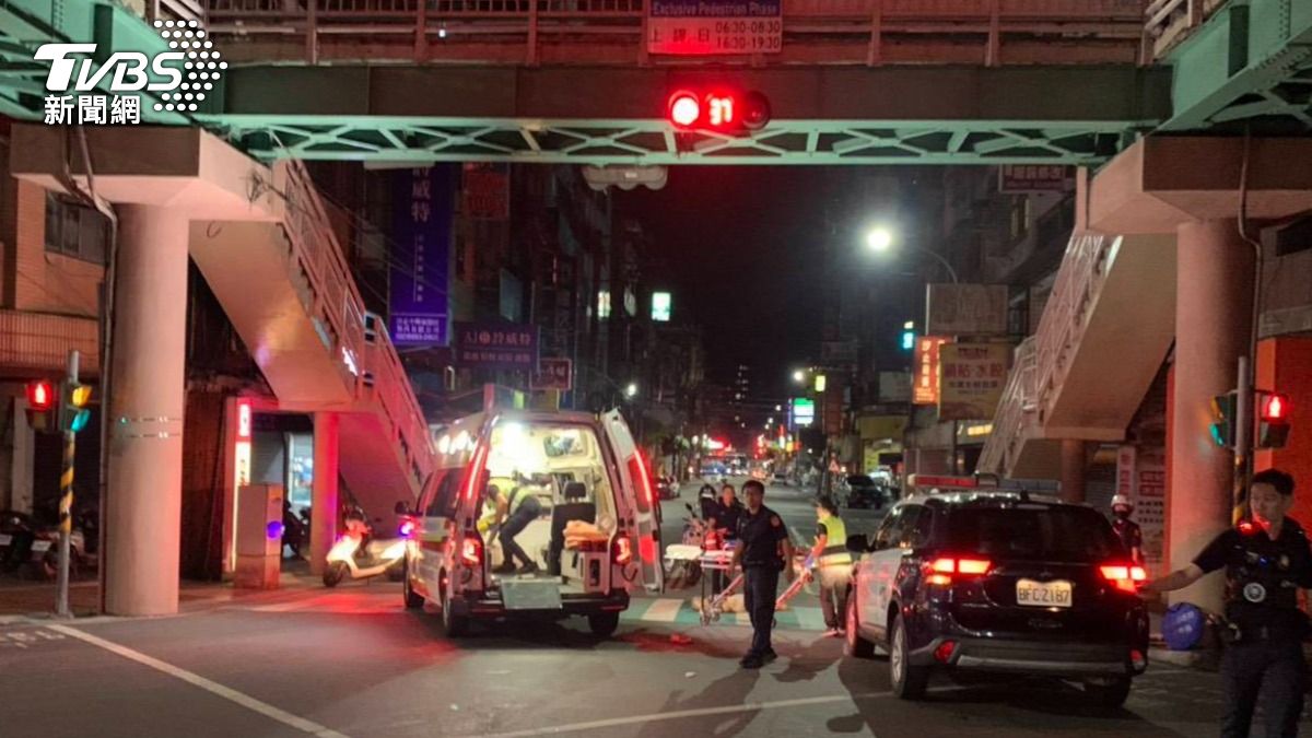 八旬婦清晨過馬路,疑似違規遭直行車撞亡,駕駛還肇逃。(圖/TVBS)