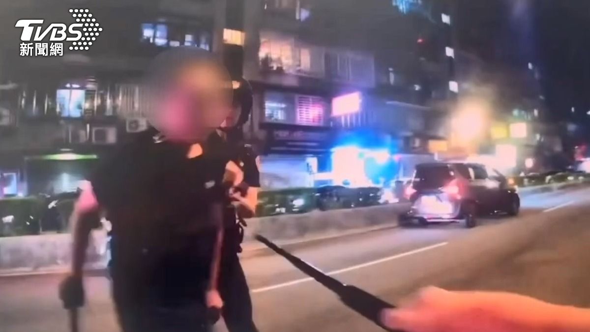 2名惡煞持棍棒痛毆一名男子,遭警方壓制。 (圖/TVBS)
