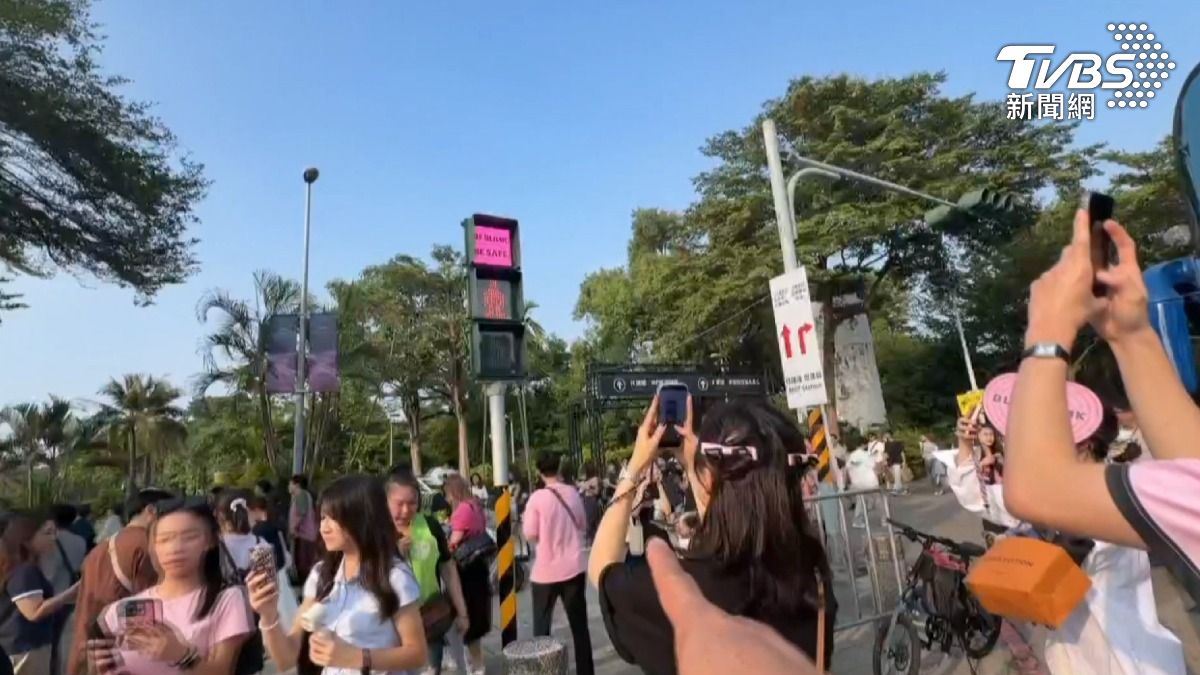 粉絲為拍攝應援紅綠燈而站在馬路上被警方驅趕,現場周邊也出現多種違規行為。(圖/TVBS)