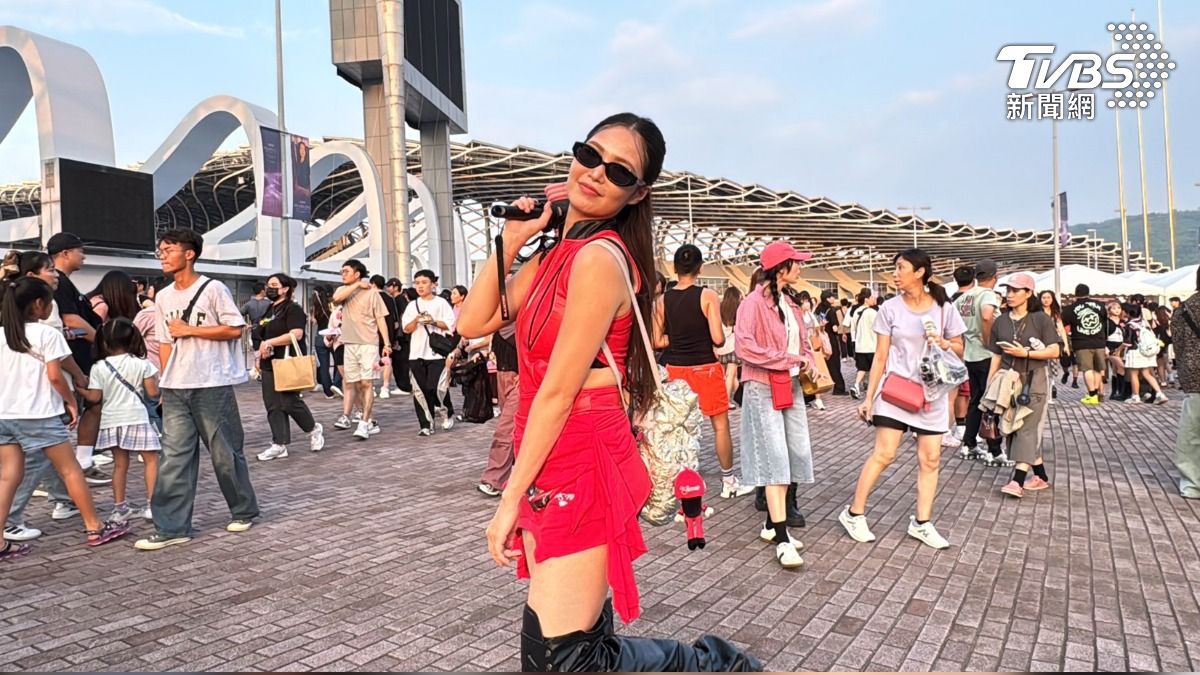 眼科女醫師官珮慈扮成Jennie的模樣為BLACKPINK應援。（圖／陳佳宜攝）