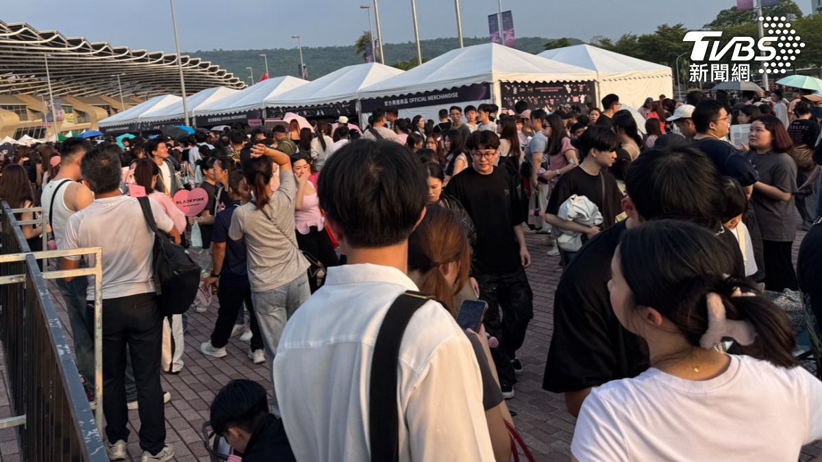 有民眾排隊六小時以上，只為拿到應援周邊。（圖／陳佳宜攝）
