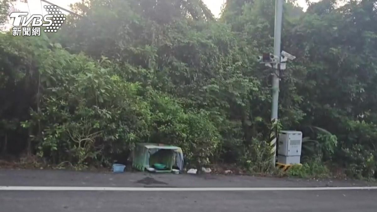 動保處誘捕區外,出現新的餵食據點。(圖/TVBS)