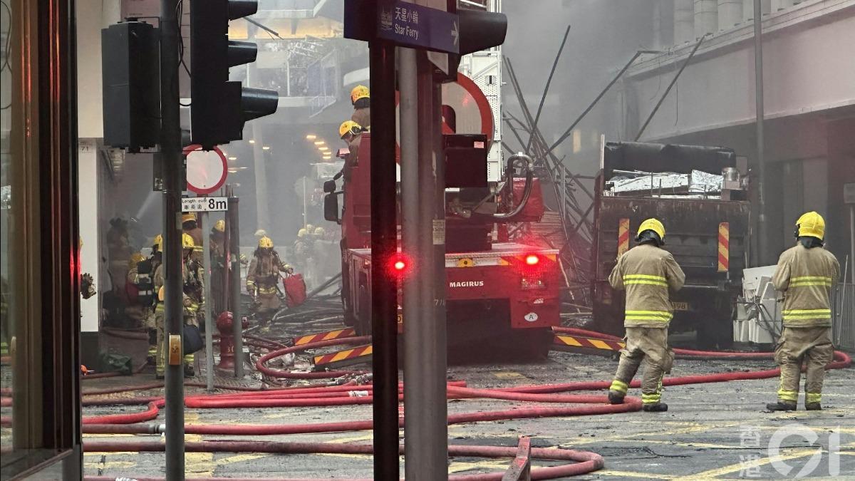 爆炸聲驚人!香港中環三級火警濃煙直沖天 交通多處受阻