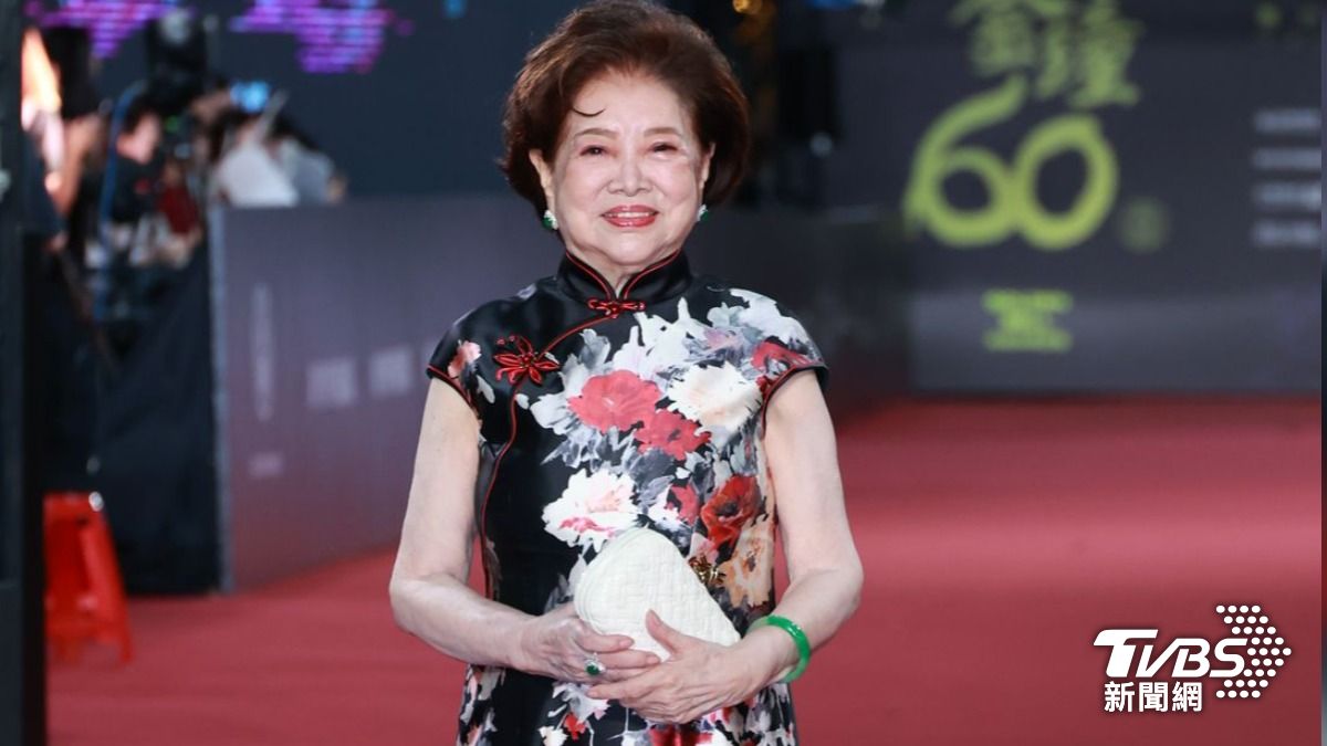 金鐘60/「國民阿嬤」陳淑芳走上紅毯預備領特別貢獻獎 億萬導演葉天倫挽手陪走