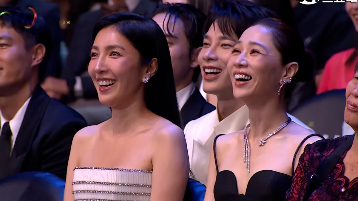 演員在台下笑翻。(圖/翻攝自金鐘獎YouTube)