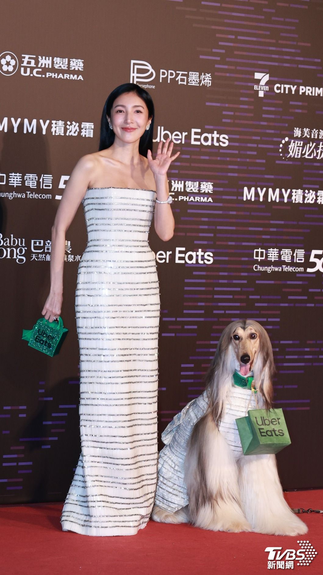 楊謹華星光紅毯上以一身平口條紋水鑽裝展現好身材。(圖/TVBS)