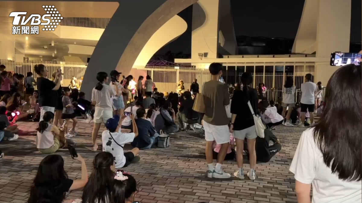 許多BLINK買不到票，只好在場外聽「漏音」，也有人拿著手燈應援，體驗演唱會氛圍。（圖／TVBS）