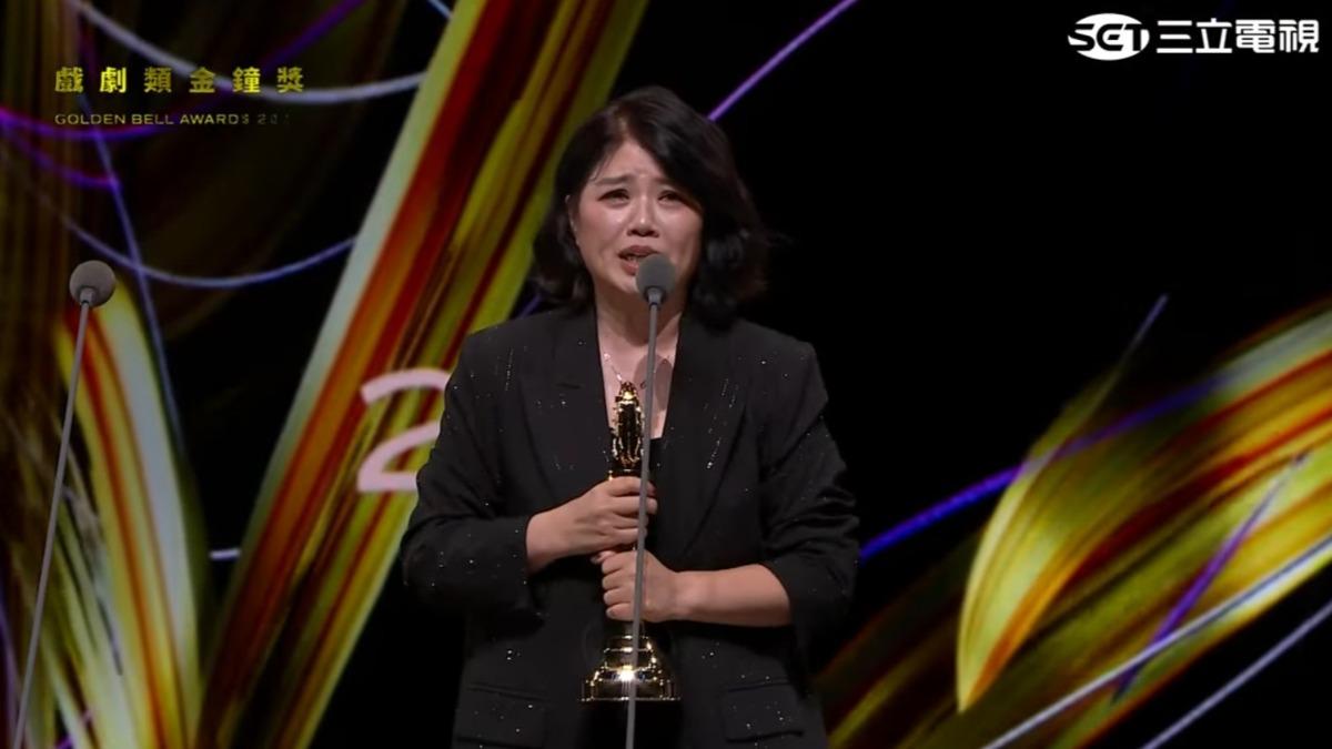 金鐘60/《影后》導演嚴藝文奪獎「邊喬奶邊上台」 淚憶亡父臨終前忠告