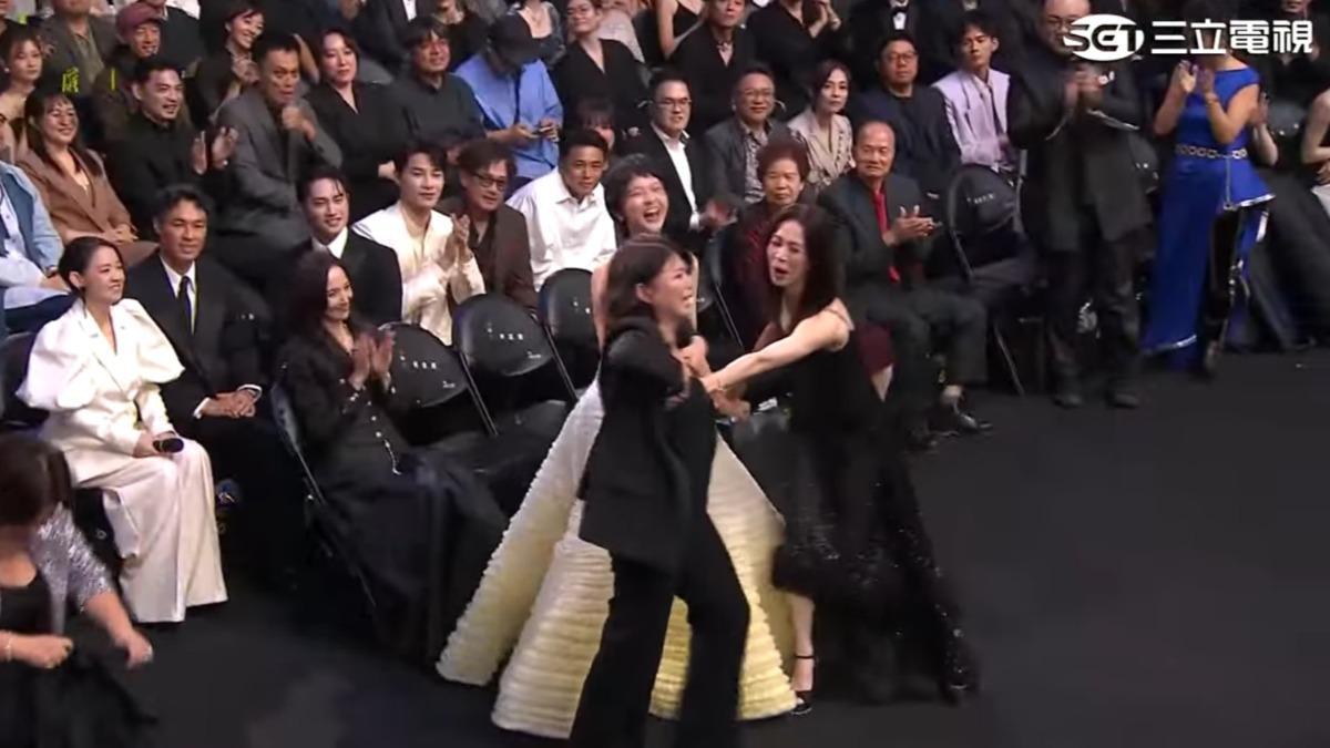 謝盈萱阻止嚴藝文喬奶。(圖/翻攝自三立)