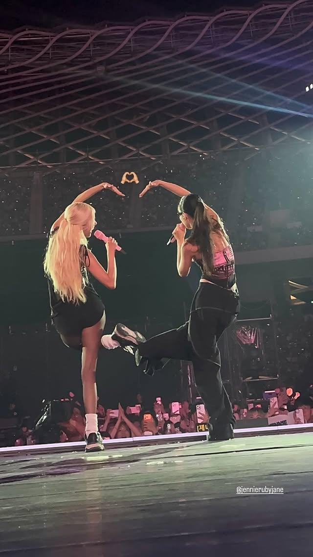 Rosé(左)與Jennie都各自帶來單飛神曲。(圖/翻攝自Rosé IG)