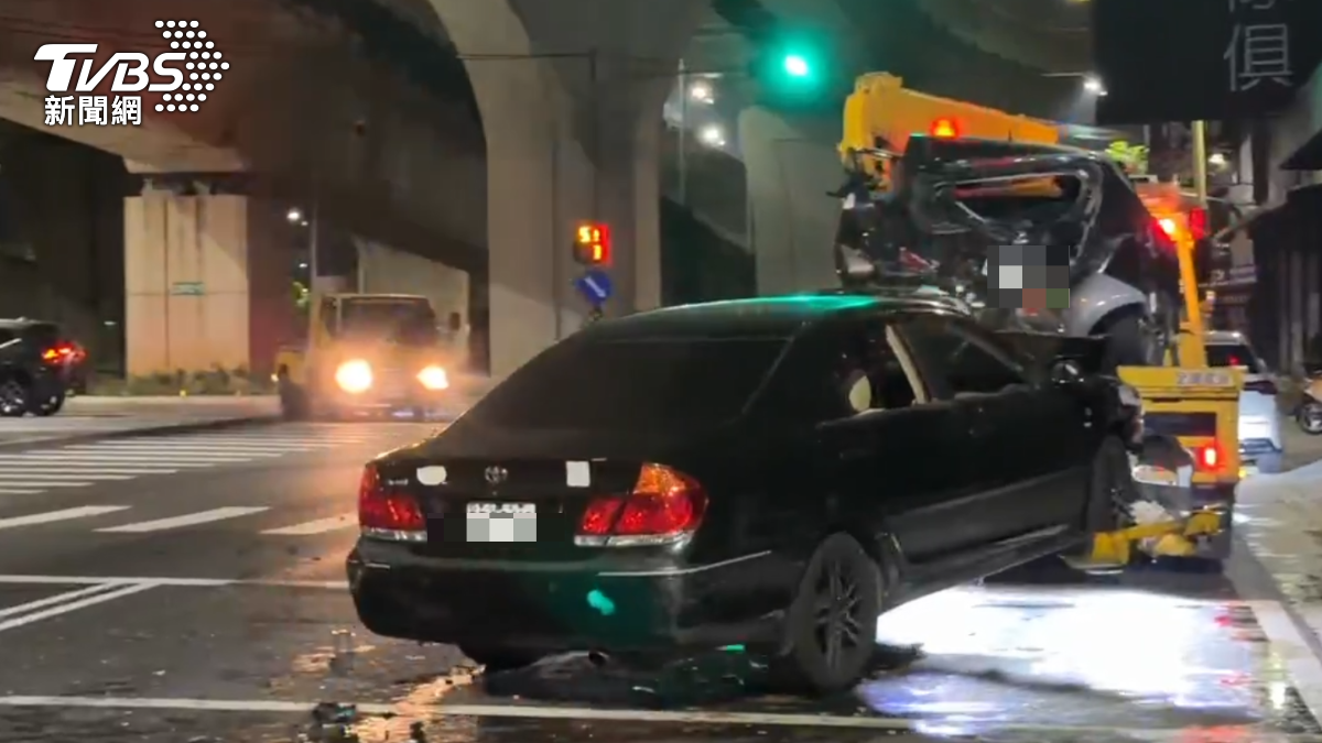 汽車撞擊力道頗大。(圖/TVBS)