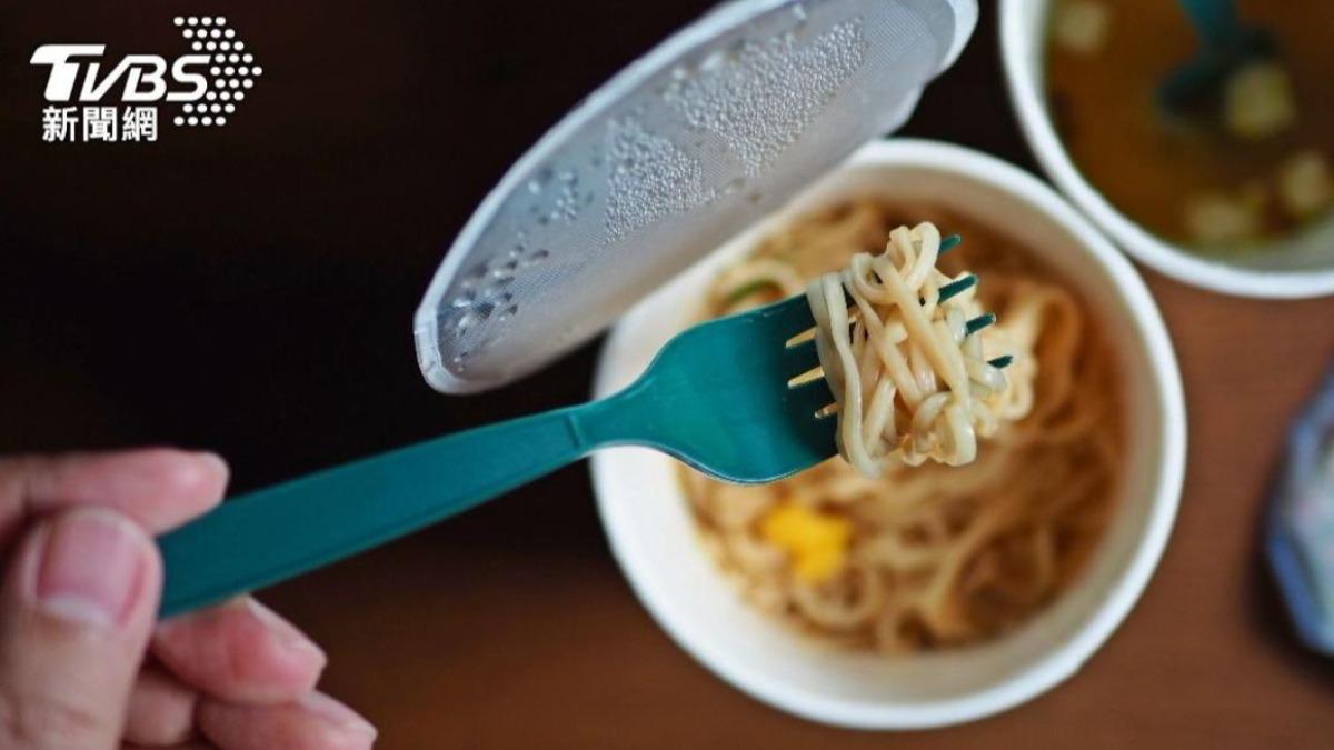 泡麵、冷凍餐恐是「腎臟殺手」！專家曝：與3飲食習慣有關