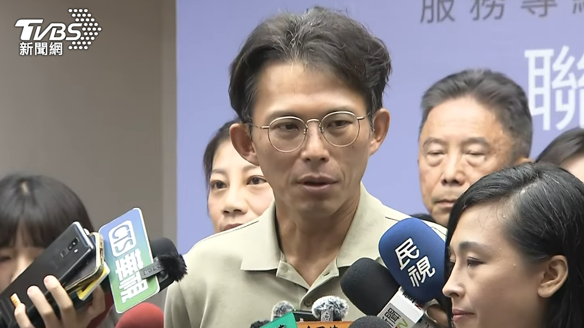 黃國昌今天上午出席「黃國昌、陳語倢聯合服務處」開幕典禮，並於會前受訪。（圖／TVBS）