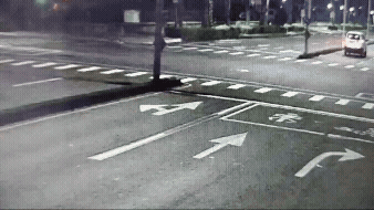 高雄發生行人深夜闖燈遭撞死車禍。（圖／TVBS）
