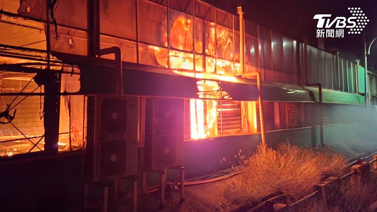 台南後壁「蘭花培育工廠」大火!多株蝴蝶蘭遭燒毀 損失慘重